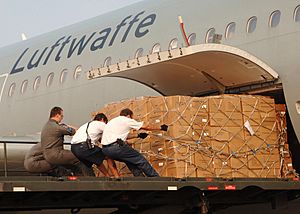 Archivo:US Navy 050904-N-4374S-004 Crew members of a German Air Force A-310 aircraft offload Meals Ready-to-Eat (MRE) on board Naval Air Station Pensacola, Fla., in support of Hurricane Katrina relief efforts
