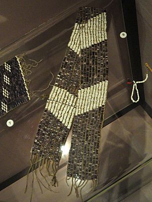 Archivo:Wampum belt, Iroquois and Algonkian, commemorating peace treaty in 17th century - Native American collection - Peabody Museum, Harvard University - DSC05418