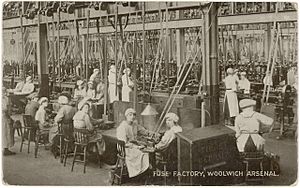 Archivo:Workers in the fuse factory Woolwich Arsenal Flickr 4615367952 d40a18ec24 o
