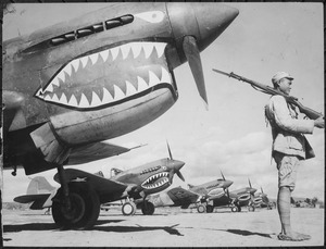 Archivo:A Chinese soldier guards a line of American P-40 fighter planes, painted with the shark-face emblem of the "Flying... - NARA - 535531