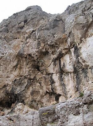 Archivo:Acceso a la cueva de Benzú 01