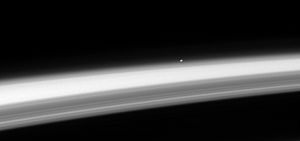 Archivo:Alpha Centauri AB over limb of Saturn PIA10406