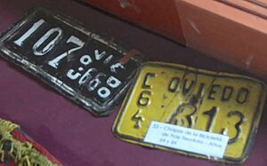 Archivo:Antiguas placas de vehículos registrados en la ciudad (Casa de la Cultura de Coronel Oviedo)