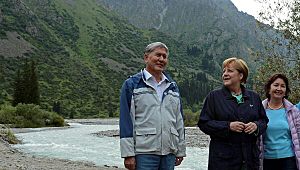 Archivo:Atambaev and Merkel