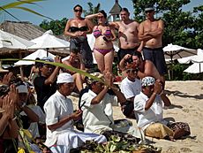 Archivo:Bali religiös ceremoni på strand med turister