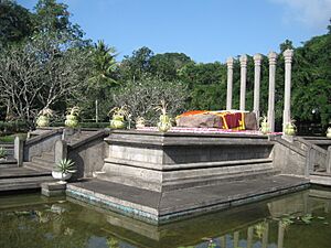 Archivo:Bandaranaike Samadhi at Horagolla, Sri Lanka