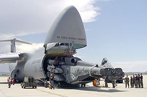 Archivo:CH-53E loaded on C-5A Davis-Monthan 2005
