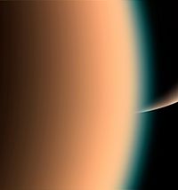 Archivo:Cassini peers over Titans hazy atmosphare to Saturns south pole