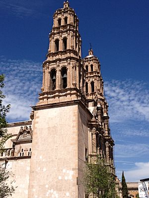 Archivo:Catedral de Chihuahua - torres