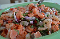 Archivo:Cebiche de salmón con cebolla morada, camarones, cilantro, limón y especias