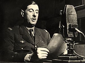 Archivo:Charles de Gaulle au micro de la BBC
