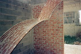Archivo:Construcción de bóveda tabicada de escalera