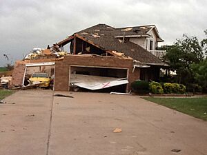Archivo:EF2 tornado damage example (2)