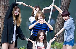 Archivo:EXID at a fanmeet on Show Music Core in July 2016