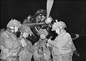 Archivo:Four 'stick' commanders of 22nd Independent Parachute Company, 6th Airborne Division, synchronising their watches in front of an Armstrong Whitworth Albemarle at about 11 pm on 5 June 1944, just prior to take o H39070