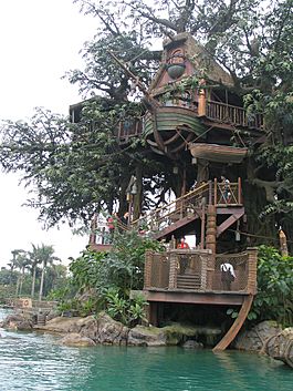 Archivo:HK Disneyland tree house by Dave Q