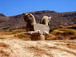 Archivo:Homa statue in Persepolis