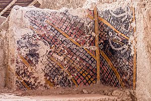Archivo:Huaca Ventarrón - Mural de venado entre redes, uno de los más antiguos de América