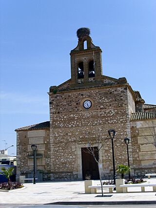 IglesiadePoblete 2010-4-9 CampodeCalatrava.jpg