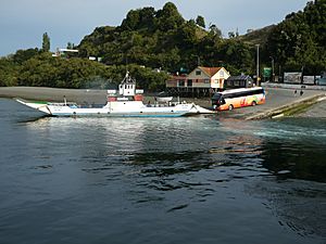 Archivo:Isla Quinchao. Un transbordador para ir a la Isla Grande de Chiloé. Chile