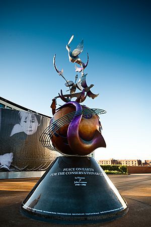 Archivo:John Lennon Peace Monument - PEACE ON EARTH - October 9th 2010