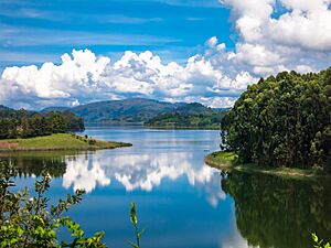 Archivo:Lake Bunyonyi Uganda-15(1)
