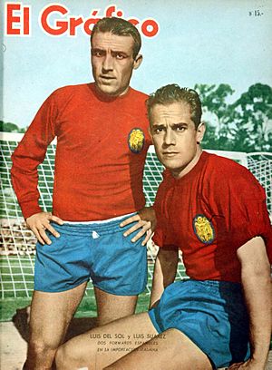 Archivo:Luis Del Sol y Luis Suárez (Selección de España) - El Gráfico 2230