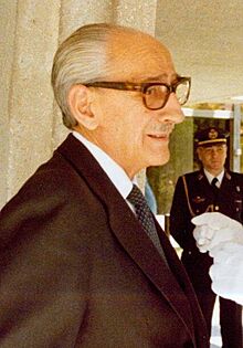 Manuel Gutiérrez Mellado conversa con el teniente general, Guillermo Quintana Lacaci (cropped).jpg
