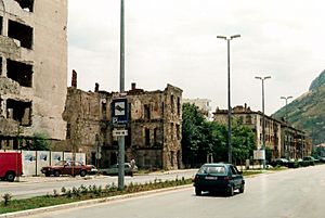 Archivo:Mostar-damagedhouses-2-2001