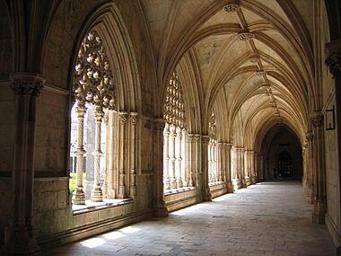 Archivo:Mosteiro da Batalha - Claustro 2