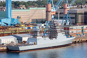 Archivo:Navío en construcción, puerto de Kiel, Alemania, 2019-08-30, DD 02