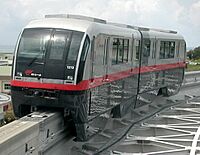 Archivo:Okinawa Monorail 1212+1112 at Akamine Station 20030814