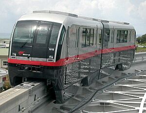 Archivo:Okinawa Monorail 1212+1112 at Akamine Station 20030814
