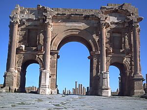 Archivo:Porte timgad