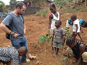 Archivo:Real African people working on their little farm in Freetown