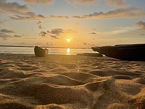 Archivo:SUNSET AT KRIBI BEACH