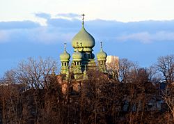 Archivo:Saint Theodosius Russian Orthodox Cathedral (Cleveland, Ohio) - exterior photographed from A Christmas Story House property