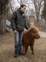 Archivo:Shetland pony and young man in Madrid countryside