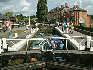 Archivo:Stoke Bruerne top lock