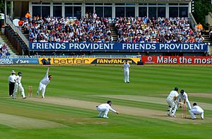 Archivo:Swann bowling during the Third Test of the 2009 Ashes