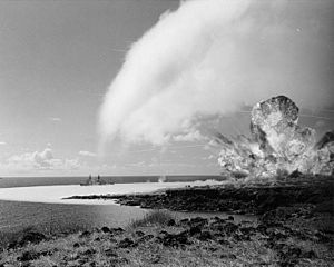 Archivo:TNT detonation on Kaho'olawe Island during Operation Sailor Hat, shot Bravo, 1965