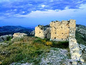Archivo:Torre en ruinas del Castillo de Serrella