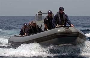 Archivo:US Navy 040506-N-7586B-314 Sailors assigned to boarding team from the New Zealand frigate HMNZS Te Mana (F 111) man a Rigid Hull Inflatable Boat (RHIB) to conduct a search of fishing dhows in the area
