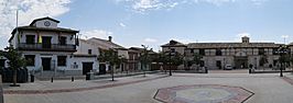 Villaseca de la Sagra, Plaza Mayor, Ayuntamiento y Teatro.jpg
