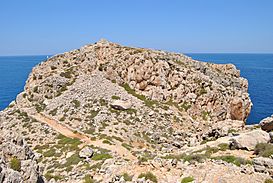 Vista general del promontori on s'ubica el poblat prehistòric de Cala Morell (Menorca).JPG