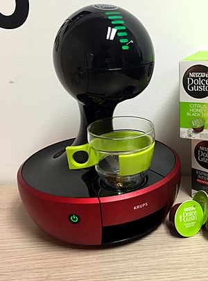 Archivo:Vista lateral de la cafetera Drop roja de Nescafé Dolce Gusto