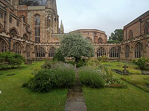 Archivo:Worcester Cathedral, Cloister Garth - geograph.org.uk - 6288978