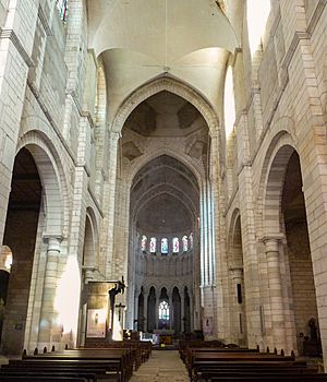 Archivo:022 La Charité-sur-Loire Intérieur de l'église abbatiale