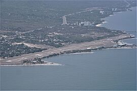 Archivo:2018 Santa Marta - Pista de aterizaje del Aeropuerto Simón Bolívar