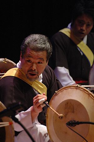 Archivo:7-75aSamulnori performance of Kim Deok-su of the SamulNori Hanullim Art Troupe (4705242667)